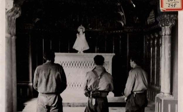 Soldados rezando ante la talla de escayola que sustituyó a la talla original.