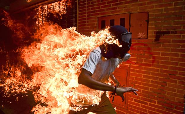 Un hombre envuelto en llamas durante unos enfrentamientos en Caracas.