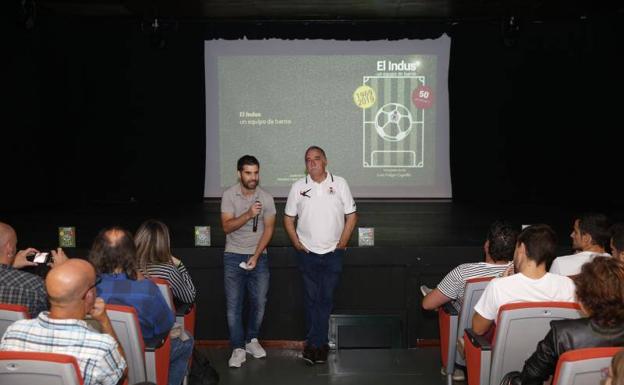 Luis Felipe Capellín y Diego Junquera en el salón de actos del Ateneo Obrero de La Calzada.