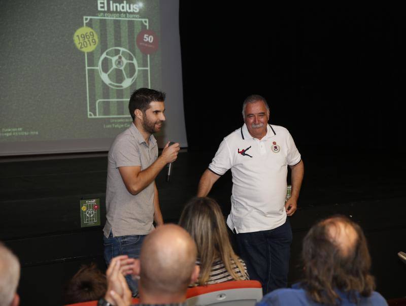 La proyección de 'El Indus, un club de barrio' se presentó en el Ateneo de La Calzada dentro de los actos conmemorativos del 50 aniversario del equipo.