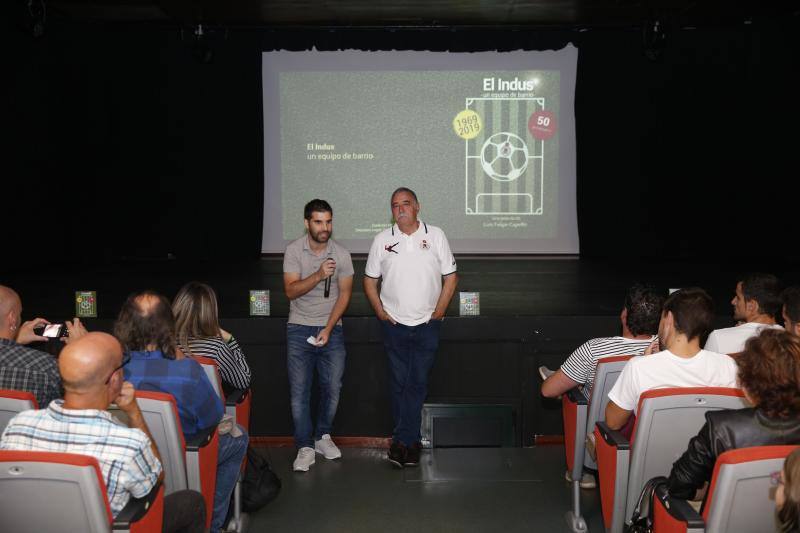 La proyección de 'El Indus, un club de barrio' se presentó en el Ateneo de La Calzada dentro de los actos conmemorativos del 50 aniversario del equipo.