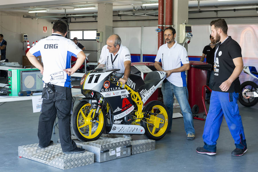 Comienzan las activades en el circuito Motorland Aragón para el equipo Wolfast Uniovi, de la Escuela Politécnica de Ingeniería de Gijón. La escuadra asturiana ha superado con éxito las pruebas estáticas de verificación establecidas para el día de hoy, así como la presentación formal del proyecto. 