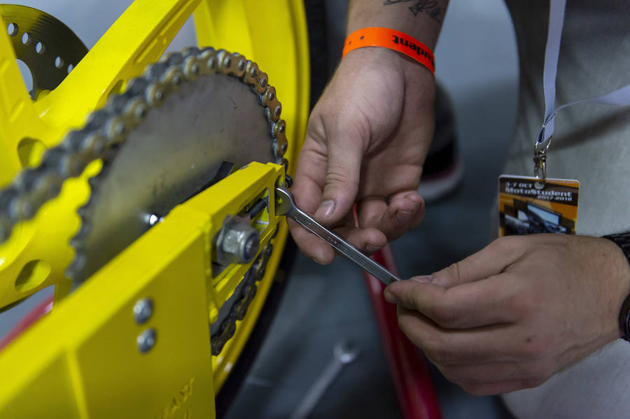 Comienzan las activades en el circuito Motorland Aragón para el equipo Wolfast Uniovi, de la Escuela Politécnica de Ingeniería de Gijón. La escuadra asturiana ha superado con éxito las pruebas estáticas de verificación establecidas para el día de hoy, así como la presentación formal del proyecto. 