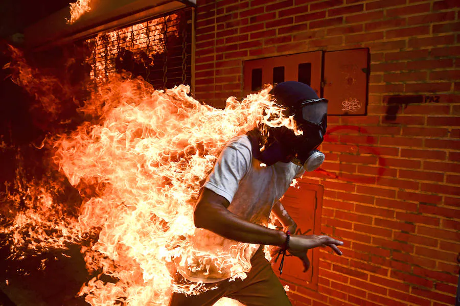 José Víctor Salazar Balza (28 años) envuelto en llamas durante los violentos enfrentamientos con la policía antidisturbios en una protesta contra el presidente Nicolás Maduro, en Caracas, Venezuela.