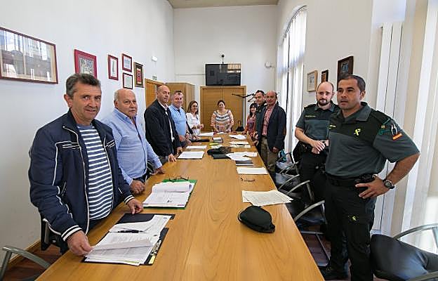 Los participantes en la Comisión Mixta de Violencia de Género, ayer antes de iniciar la reunión en el Ayuntamiento de Siero. 