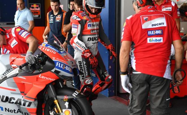 Jorge Lorenzo, en el box de Ducati en el circuito de Tailandia. 