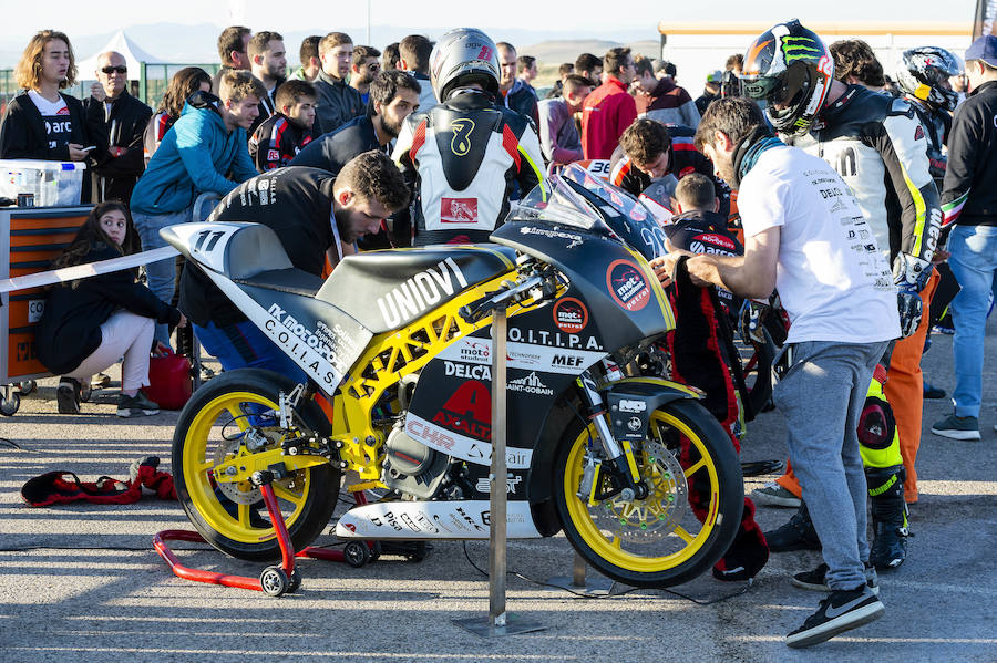 El equipo asturiano superaba este viernes en el circuito de Motorland Aragon las verificaciones dinámicas y administrativas, la presentación del proyecto de diseño e innovación y por último la prueba de aceleración, frenada y gymkana en la recta de meta. Este sábado llegará el turno para los entrenamientos libres por el circuito.