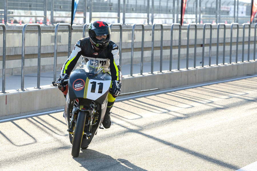 El equipo asturiano superaba este viernes en el circuito de Motorland Aragon las verificaciones dinámicas y administrativas, la presentación del proyecto de diseño e innovación y por último la prueba de aceleración, frenada y gymkana en la recta de meta. Este sábado llegará el turno para los entrenamientos libres por el circuito.