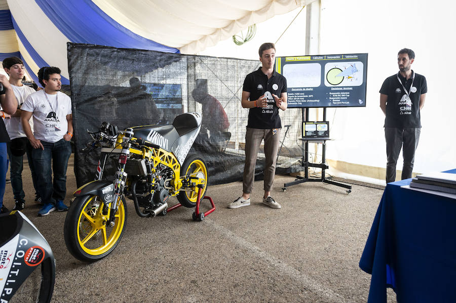 El equipo asturiano superaba este viernes en el circuito de Motorland Aragon las verificaciones dinámicas y administrativas, la presentación del proyecto de diseño e innovación y por último la prueba de aceleración, frenada y gymkana en la recta de meta. Este sábado llegará el turno para los entrenamientos libres por el circuito.