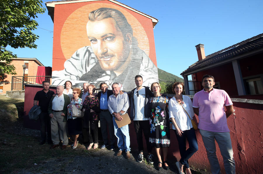 Un mural en la fachada de uno de los edificios de la calle Paulino García de Tudela Veguín recordará para siempre a su hijo más ilustre, el artista Tino Casal. La obra ha sido realizada por Javier Robledo, 'Xav', en el marcado del Festival de Intervención Mural de Oviedo Parees.