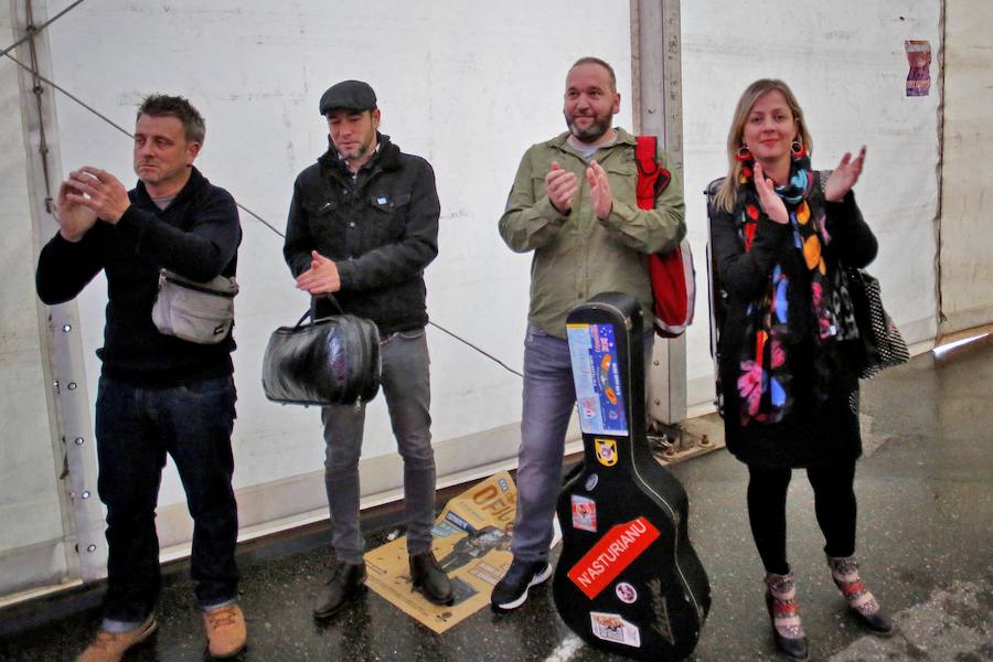 2.300 personas, según la organización, han disfrutado en el parque Hermanos Castro de Gijón del XXX Conciertu pola Oficialidá, una cita reivindicativa impulsada por la Xunta pola Defensa de la Llingua Asturiana que ha contado con la participación de Tejedor, Dixebra, L-R, y Skama la Rede, entre otros.