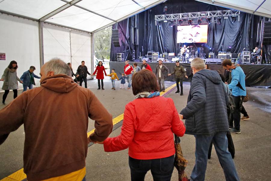2.300 personas, según la organización, han disfrutado en el parque Hermanos Castro de Gijón del XXX Conciertu pola Oficialidá, una cita reivindicativa impulsada por la Xunta pola Defensa de la Llingua Asturiana que ha contado con la participación de Tejedor, Dixebra, L-R, y Skama la Rede, entre otros.