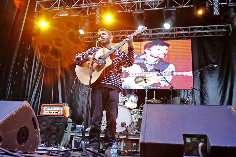 2.300 personas, según la organización, han disfrutado en el parque Hermanos Castro de Gijón del XXX Conciertu pola Oficialidá, una cita reivindicativa impulsada por la Xunta pola Defensa de la Llingua Asturiana que ha contado con la participación de Tejedor, Dixebra, L-R, y Skama la Rede, entre otros.