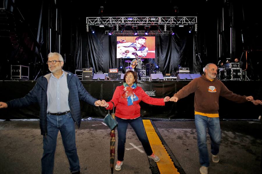2.300 personas, según la organización, han disfrutado en el parque Hermanos Castro de Gijón del XXX Conciertu pola Oficialidá, una cita reivindicativa impulsada por la Xunta pola Defensa de la Llingua Asturiana que ha contado con la participación de Tejedor, Dixebra, L-R, y Skama la Rede, entre otros.