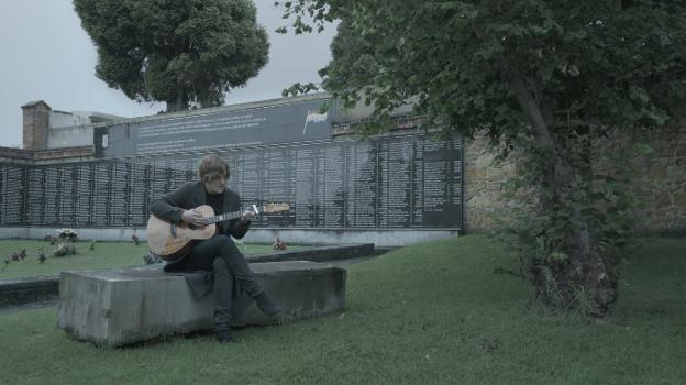 Nacho Vegas canta en el cementerio de Oviedo.