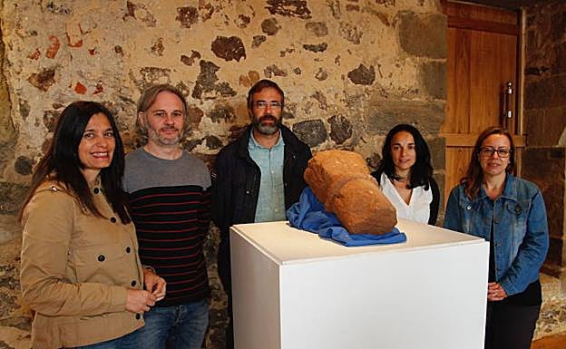 Yasmina Triguero, Iván Muñiz, Alejandro García, Mar González y Noelia Fernández delante del capitel. 