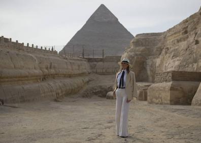 Imagen secundaria 1 - Melania Trump posa en diversos lugares de las pirámides de Egipto. 