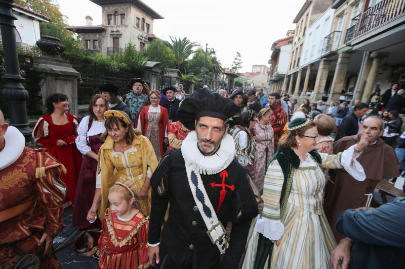 El actor Pablo Castañón, caracterizado como Pedro Menéndez de Avilés recorre durante tres días las calles acompañado por primera ves de la asociación Kerveros, que se ocupa de la recreación histórica.