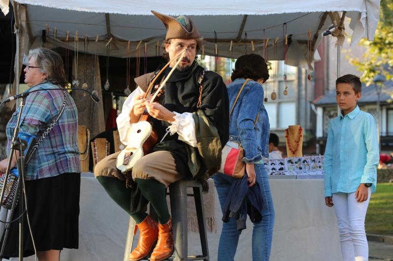 El actor Pablo Castañón, caracterizado como Pedro Menéndez de Avilés recorre durante tres días las calles acompañado por primera ves de la asociación Kerveros, que se ocupa de la recreación histórica.