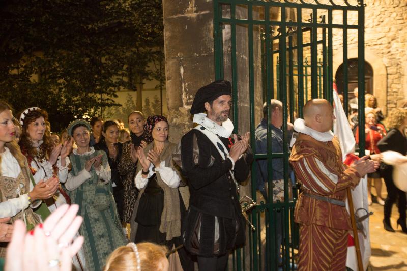 El actor Pablo Castañón, caracterizado como Pedro Menéndez de Avilés recorre durante tres días las calles acompañado por primera ves de la asociación Kerveros, que se ocupa de la recreación histórica.