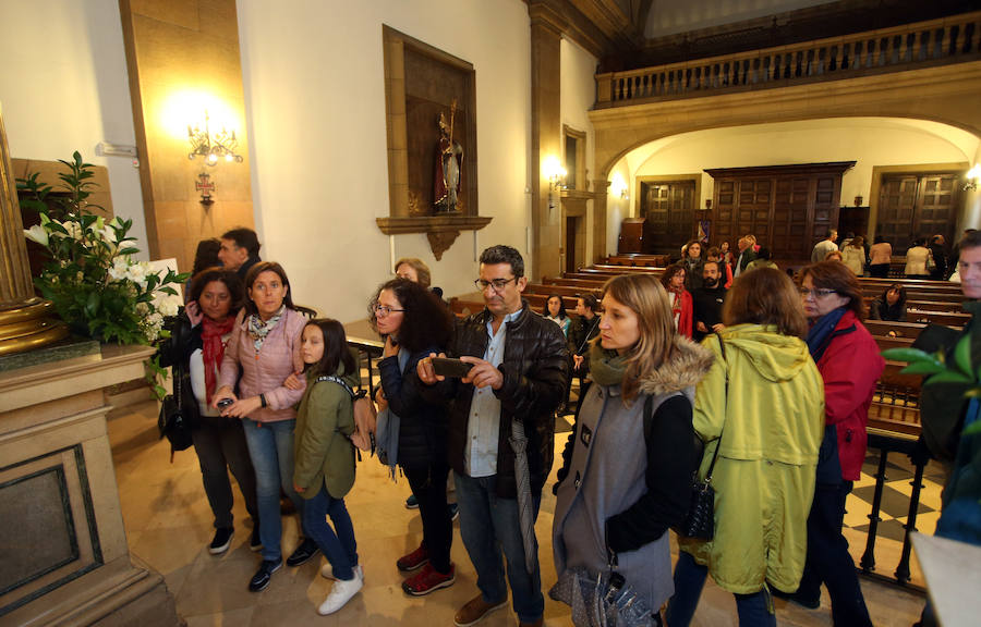 El monasterio de Las Pelayas, la fábrica de La Vega y San Juan el Real registraron colas de gente a pesar del mal tiempo.