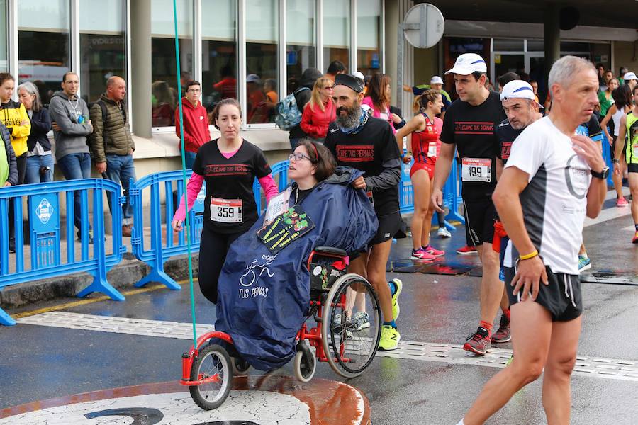 El Santa Olaya y el Grupo han vuelto a unirse este domingo por el deporte, con motivo de la carrera con la que cada temporada estrechan vínculos. Más de 600 corredores tomaron parte en la prueba. 