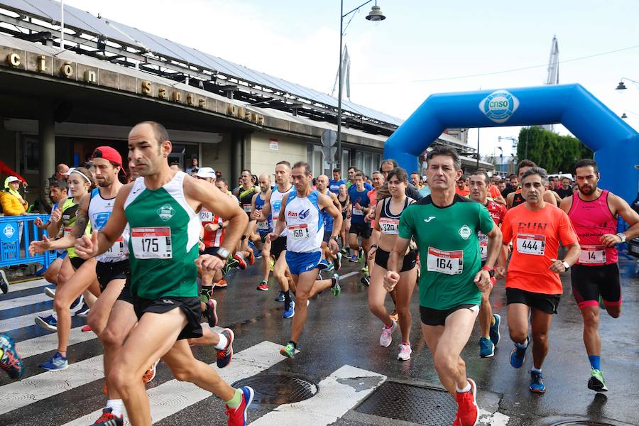 El Santa Olaya y el Grupo han vuelto a unirse este domingo por el deporte, con motivo de la carrera con la que cada temporada estrechan vínculos. Más de 600 corredores tomaron parte en la prueba. 