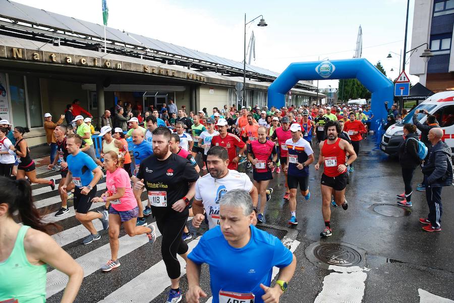 El Santa Olaya y el Grupo han vuelto a unirse este domingo por el deporte, con motivo de la carrera con la que cada temporada estrechan vínculos. Más de 600 corredores tomaron parte en la prueba. 