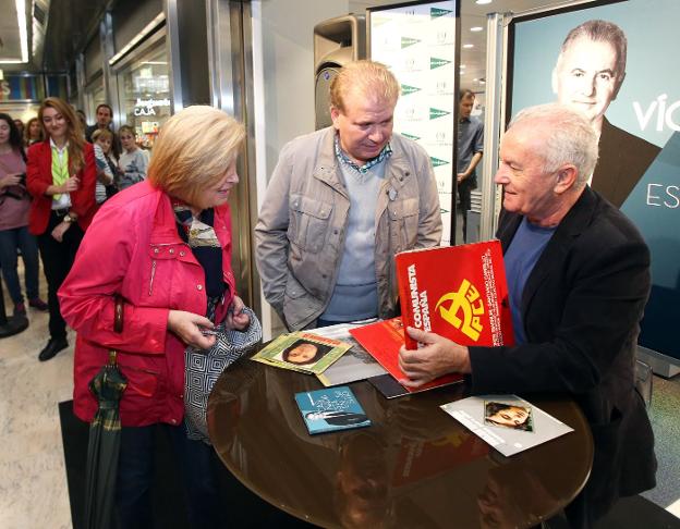 Víctor Manuel con Margarita Fernández y Pablo Rodríguez. 