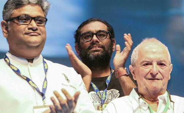 El cocinero indio Gaggan Anand (c), proclamado mejor cocinero de Asia por tercer año consecutivo, junto a su compatriota, el chef Varun Mohan, y Juan Mari Arzak.