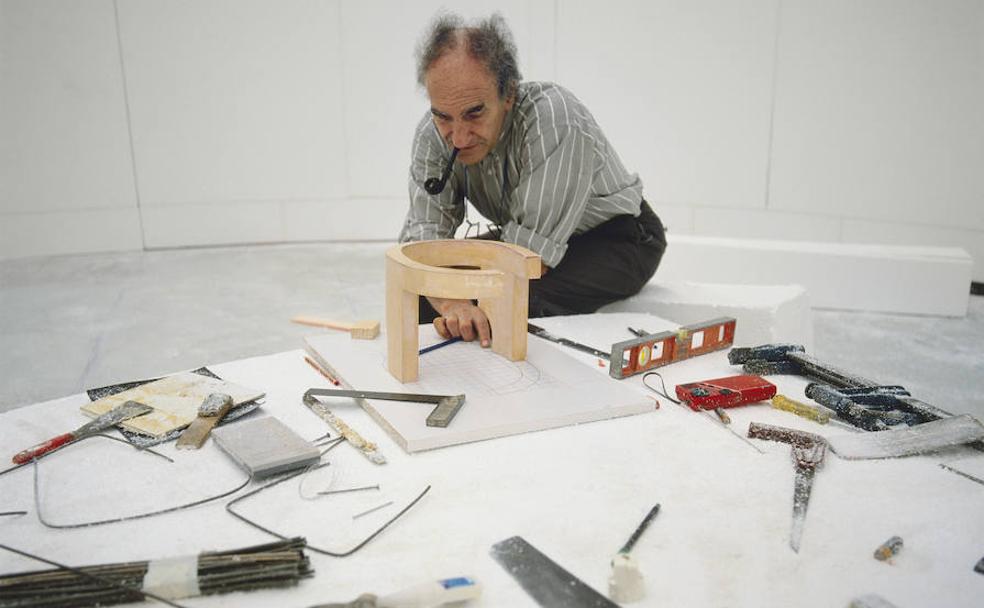 Eduardo Chillida, fotografiado por Jesús Uriarte, en el proceso de producción de la obra, aún una maqueta. 