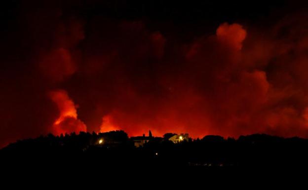 Imagen principal - Vista del incendio en Sintra. 