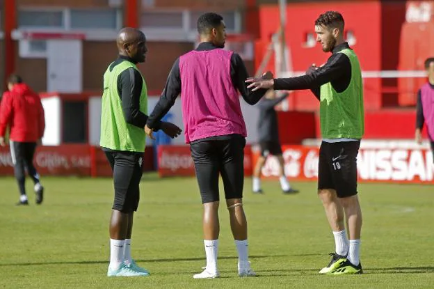 Babin y Peybernes, que podrían formar pareja hoy, intercambian impresiones ayer con Blackman durante el último entrenamiento. 