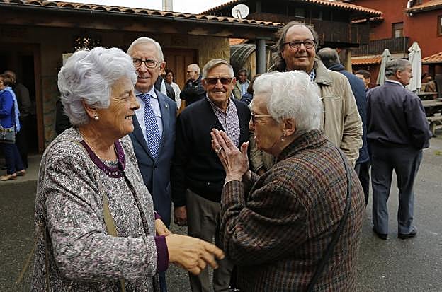 María Jesús Fernández, primera por la izqda, y Alfredo Meana, tercero, entre Arrieta y Del Fueyo, a su llegada al llagar Bernueces. 