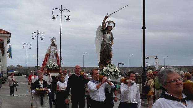 La imagen de San Miguel y la Virgen, en el puerto de Tazones. :: C. C.