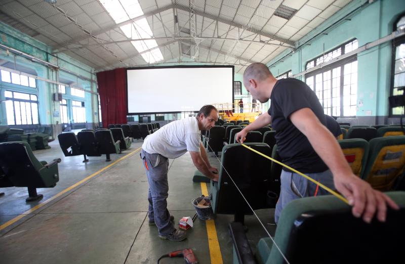 La antigua fábrica de armas de La Vega se ha transformado por completo para convertirse en 'Fábrica Scorsese', el escenario en el que se desarrollarán numerosas actividades organizadas por la Fundación Princesa de Asturias en honor al Premio de las Artes 2018, el cineasta Martin Scorsese. Los distintos espacios reproducen escenarios de algunas de sus películas más conocidas, como 'Toro salvaje' o 'Taxi driver'.