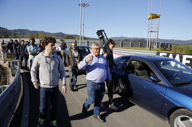 Javi Villa imparte clases de conducir en Langreo