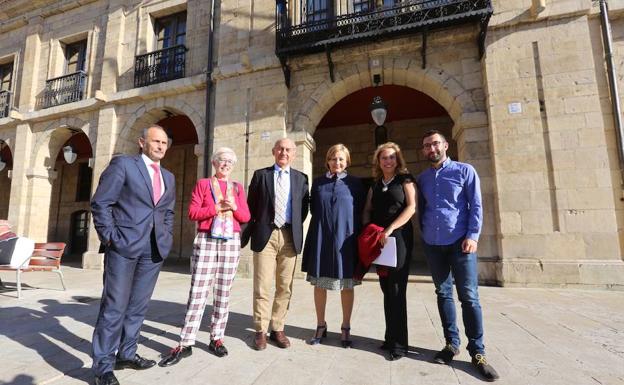 Representantes de la Cámara de Comercio, Ayuntamiento de Avilés, Principado y Asturex, esta mañana en la plaza de España. 