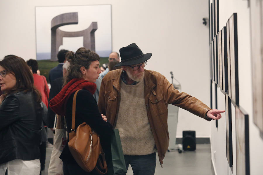 Inauguración de la exposición fotográfica de Jesús Uriarte, en el Antiguo Instituto, con la que muestra el proceso de creación de Eduardo Chillida