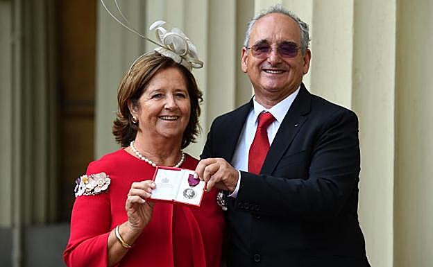 Joaquin Echeverria Alonso y Maria Miralles de Imperial Hornedo posan con la Medalla de San Jorge.