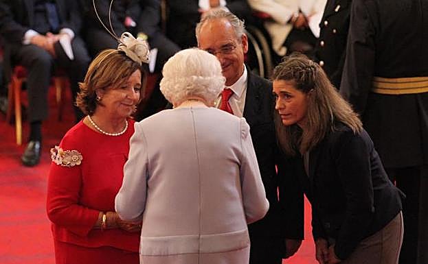 Joaquin Echeverria Alonso y Maria Miralles de Imperial Hornedo recibieron la Medalla de San Jorge de manos de Isabel II durante un acto celebrado en el Palacio de Buckingham.