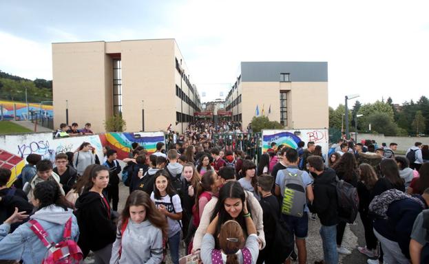 Padres de La Corredoria matriculan a sus hijos en otros centros ante la «caótica» situación del instituto del barrio