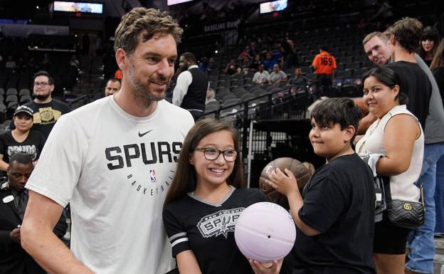 Pau Gasol posa con una aficionadade los Spurs. 