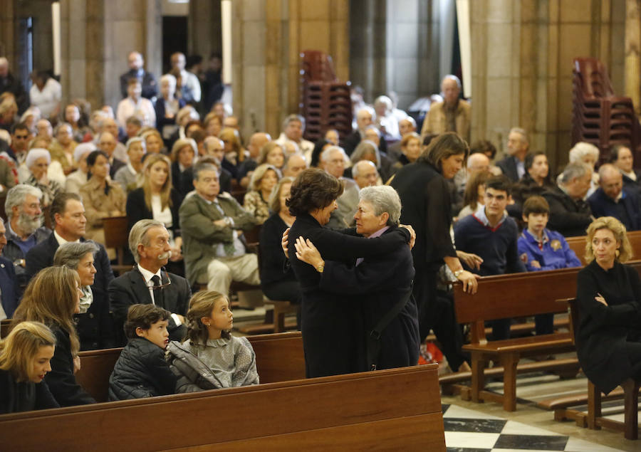 Una gran representación de la sociedad gijonesa y asturiana llena la iglesia San José para dar el último adiós al abogado