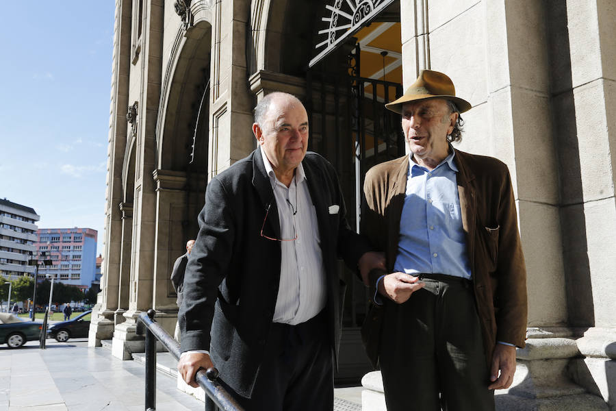 Una gran representación de la sociedad gijonesa y asturiana llena la iglesia San José para dar el último adiós al abogado
