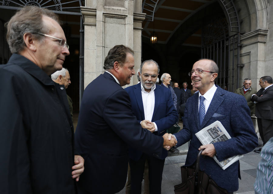Una gran representación de la sociedad gijonesa y asturiana llena la iglesia San José para dar el último adiós al abogado
