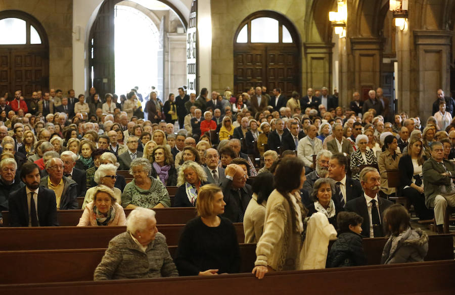 Una gran representación de la sociedad gijonesa y asturiana llena la iglesia San José para dar el último adiós al abogado