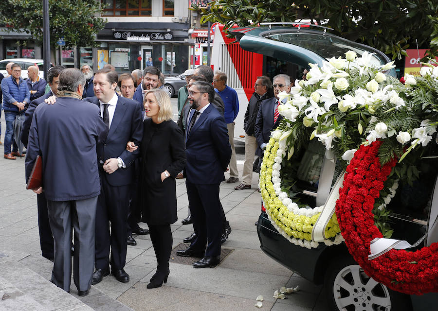 Una gran representación de la sociedad gijonesa y asturiana llena la iglesia San José para dar el último adiós al abogado