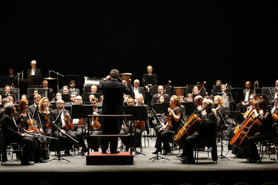 La Orquesta Sinfónica del Principado ha ofrecido un concierto dedicado al nacimiento de Leonard Bernstein