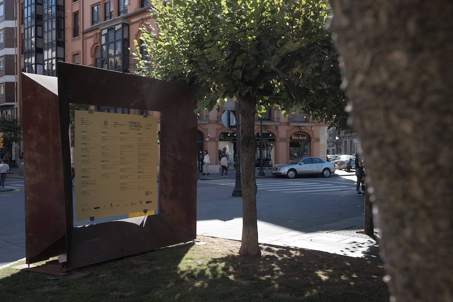 La proximidad de la ceremonia de entrega de los Premios Princesa de Asturias se empieza a notar en Asturias, con la isntalación de carteles alusivos a los premiados
